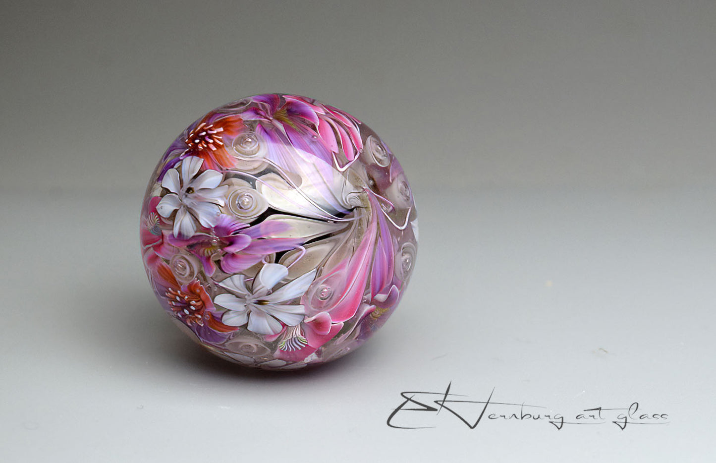Marble "Kiss" Glass. Collectible sphere. Diameter — 40 mm (1.57”).